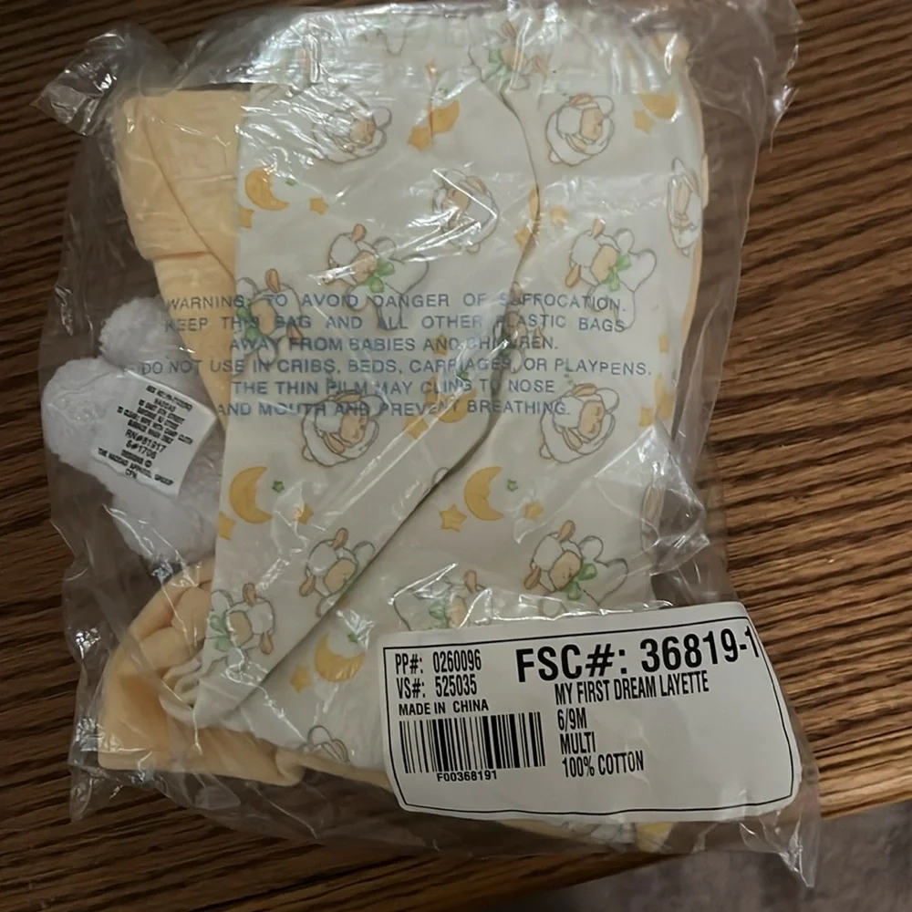 Avon vintage sealed in package New my first dream layette set 6/9 months - Picture 2 of 2